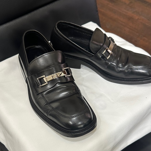 Gucci Black Leather Loafers with Metallic Accent - Picture 1 of 5